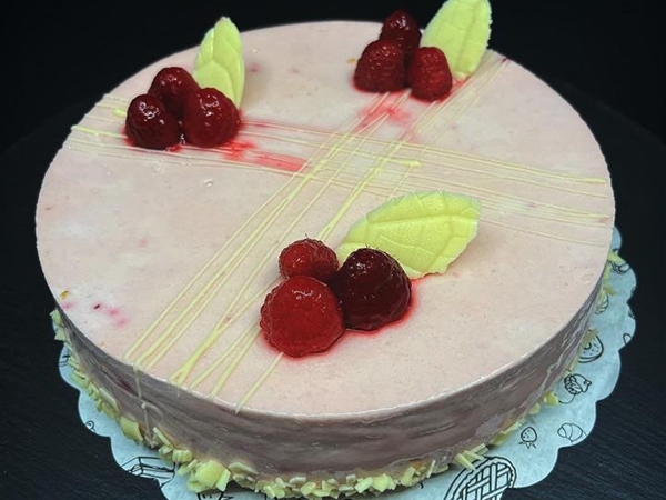 Framboos witte chocolade taartje